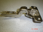 Közézáródó kivetőpánt